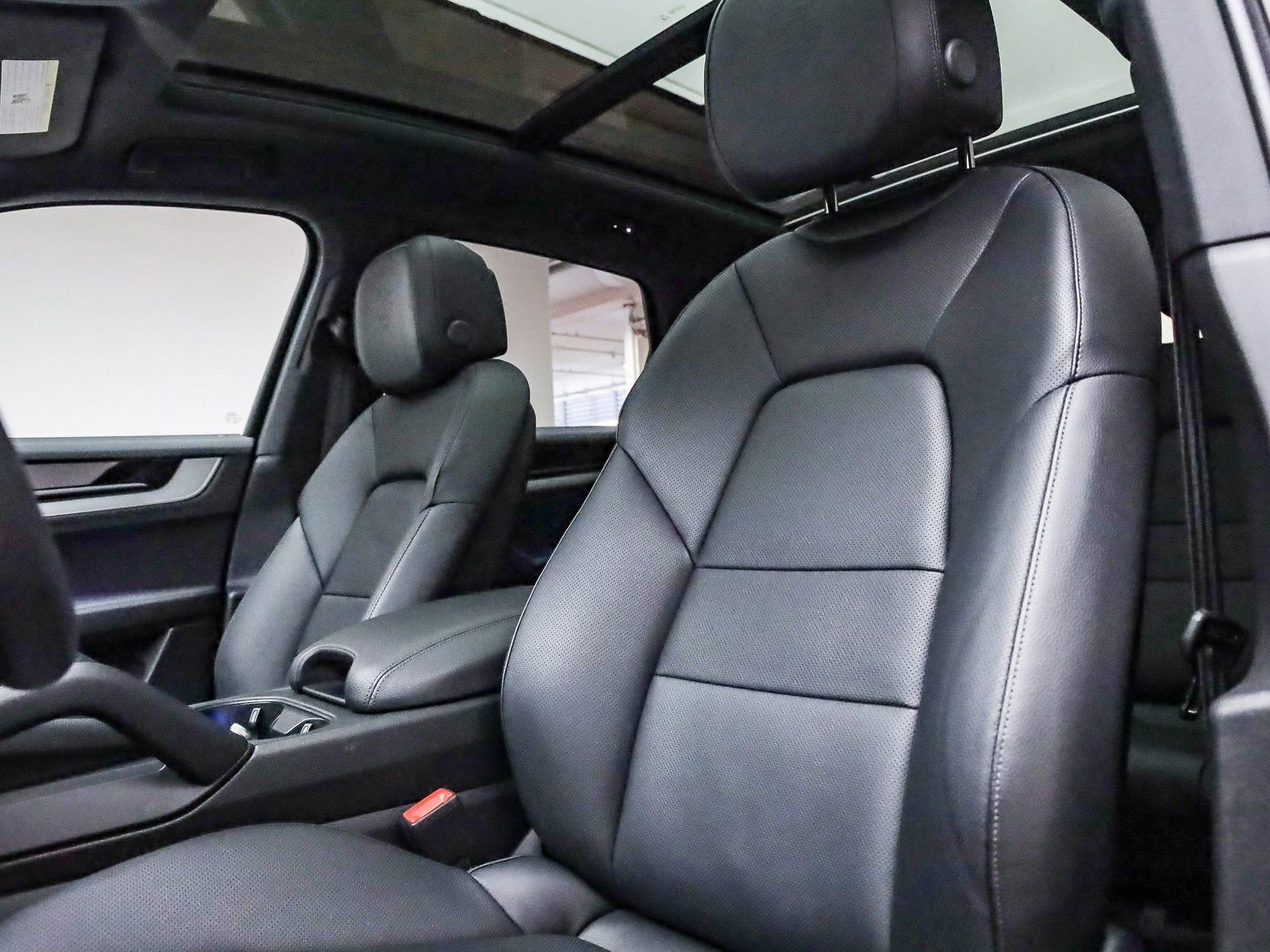 Certified 2025 Porsche Cayenne image 5