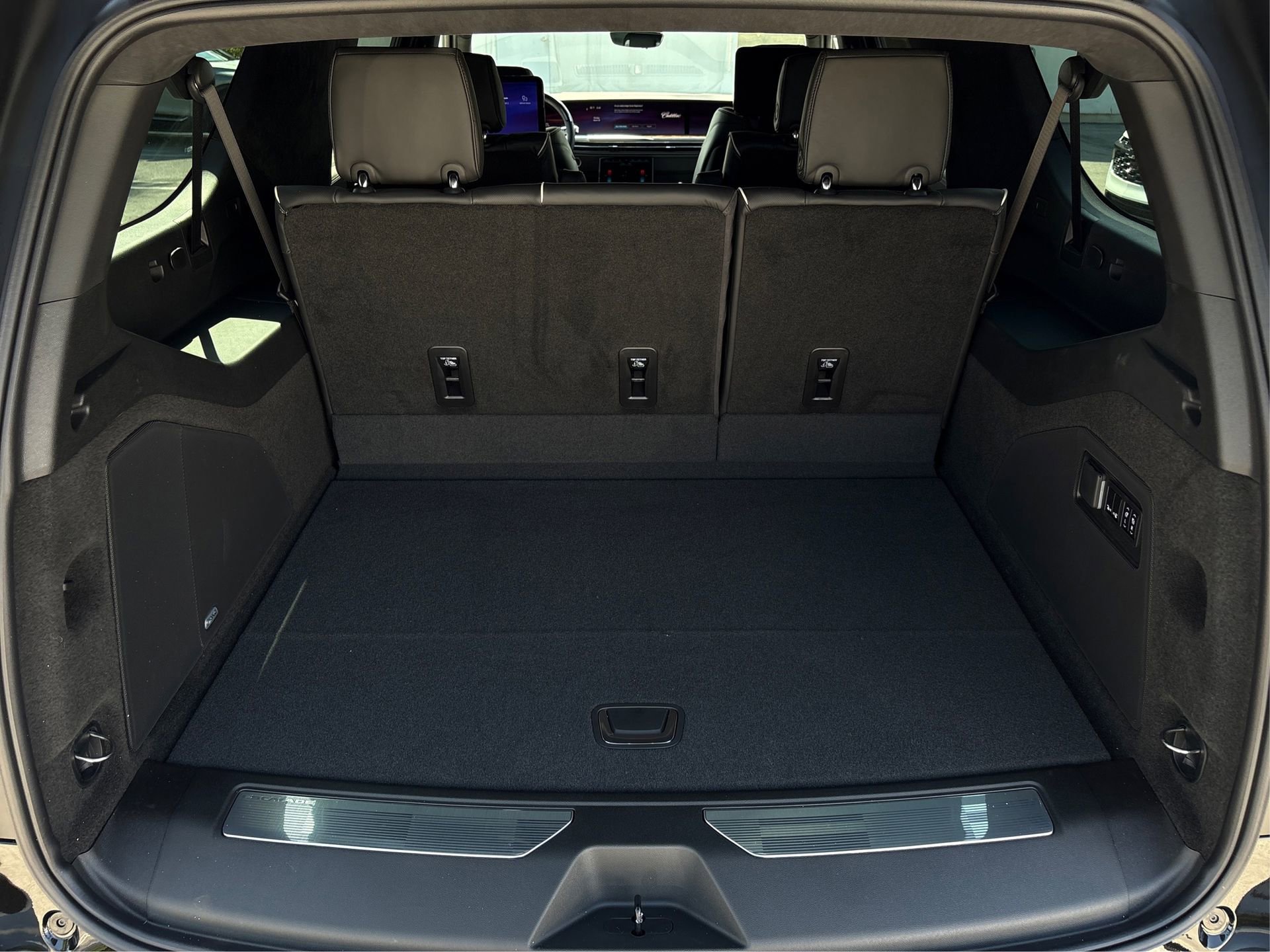 New 2026 Cadillac Escalade ESV Platinum Sport w/ LPO, ONYX Package image 11