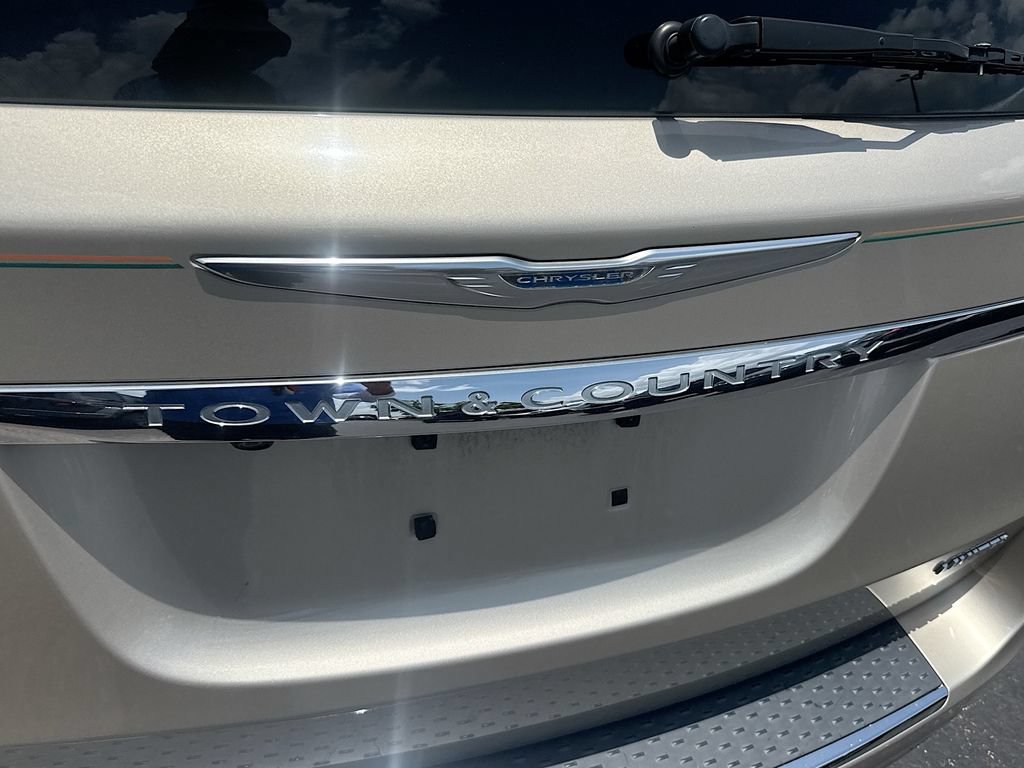 Used 2013 Chrysler Town & Country Limited w/ Luxury Group FWD image 7