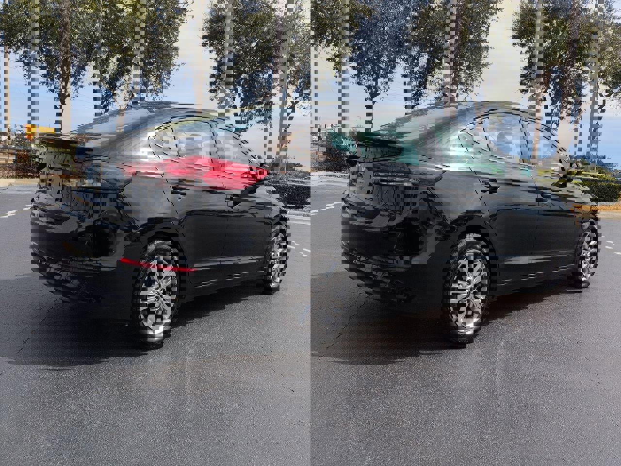 Used 2017 Hyundai Elantra SE image 4