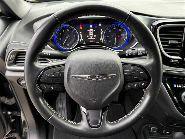 Used 2021 Chrysler Pacifica Touring w/ Uconnect Theater Family Group image 13