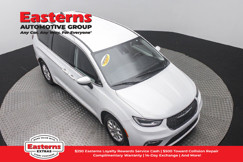 Used 2023 Chrysler Pacifica Touring-L FWD image 4