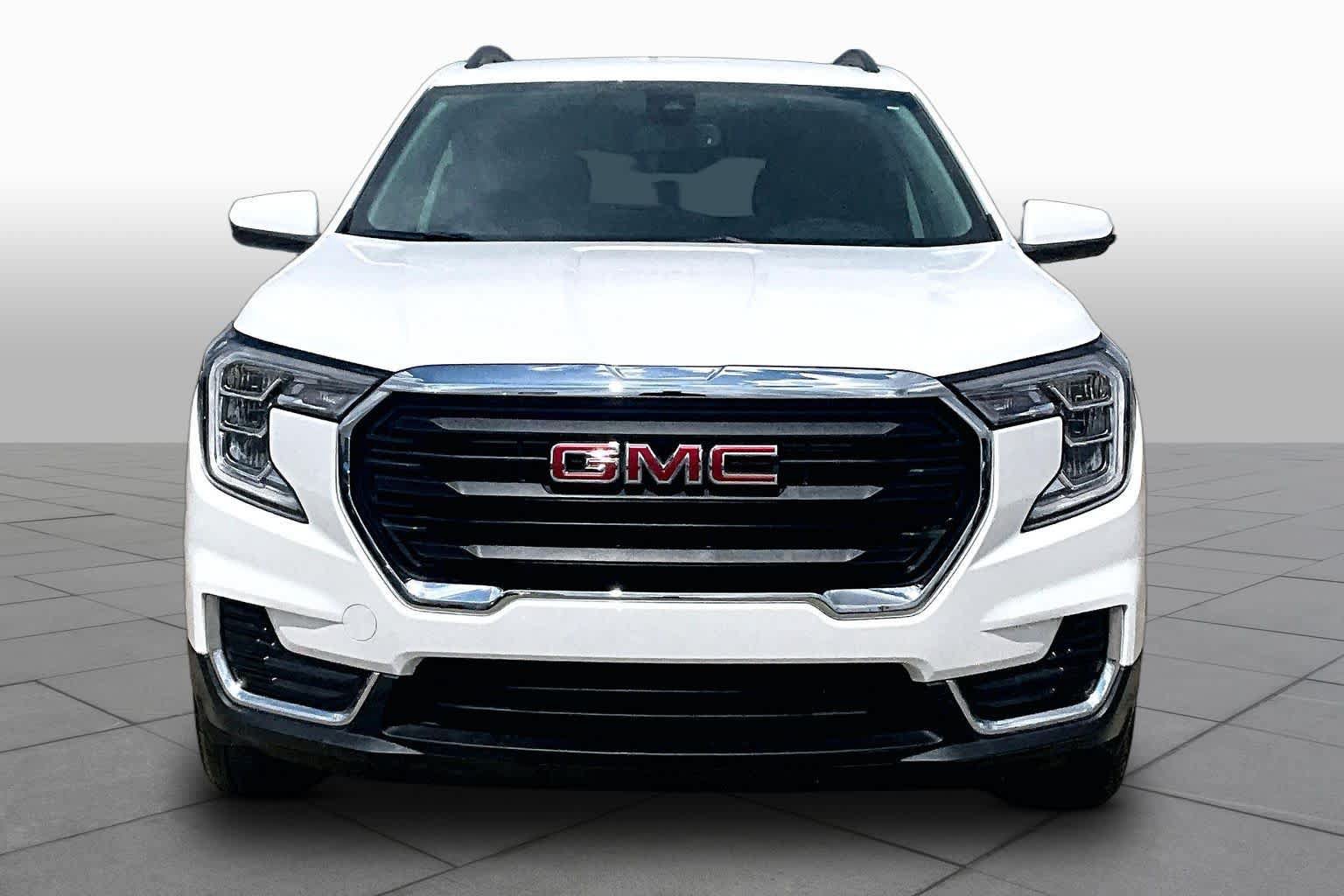 Used 2024 GMC Terrain SLE w/ Driver Convenience Package FWD image 4