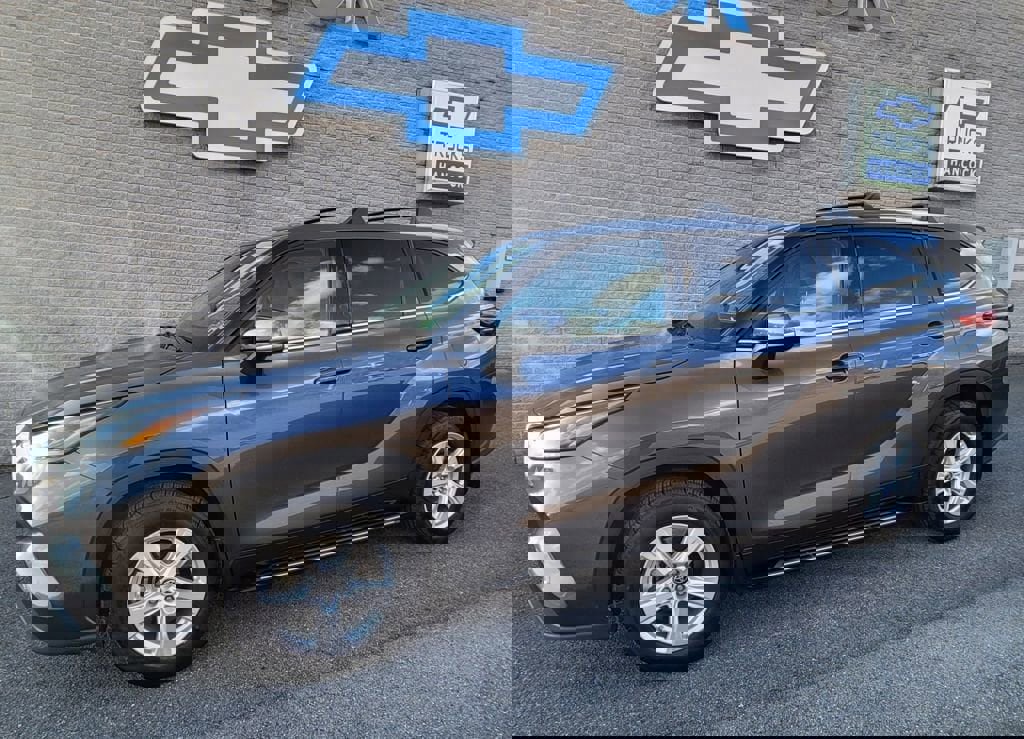 Used 2022 Toyota Highlander LE image 2