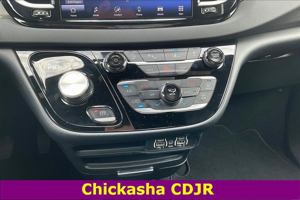Used 2025 Chrysler Pacifica Select image 15