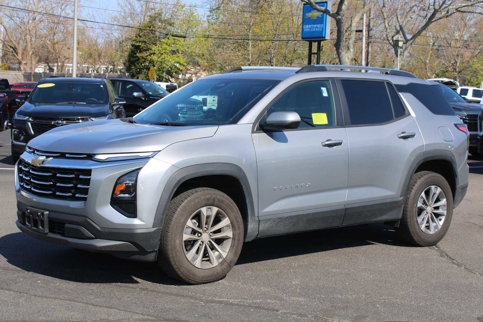 Used 2025 Chevrolet Equinox LT w/ Convenience Package II FWD image 2