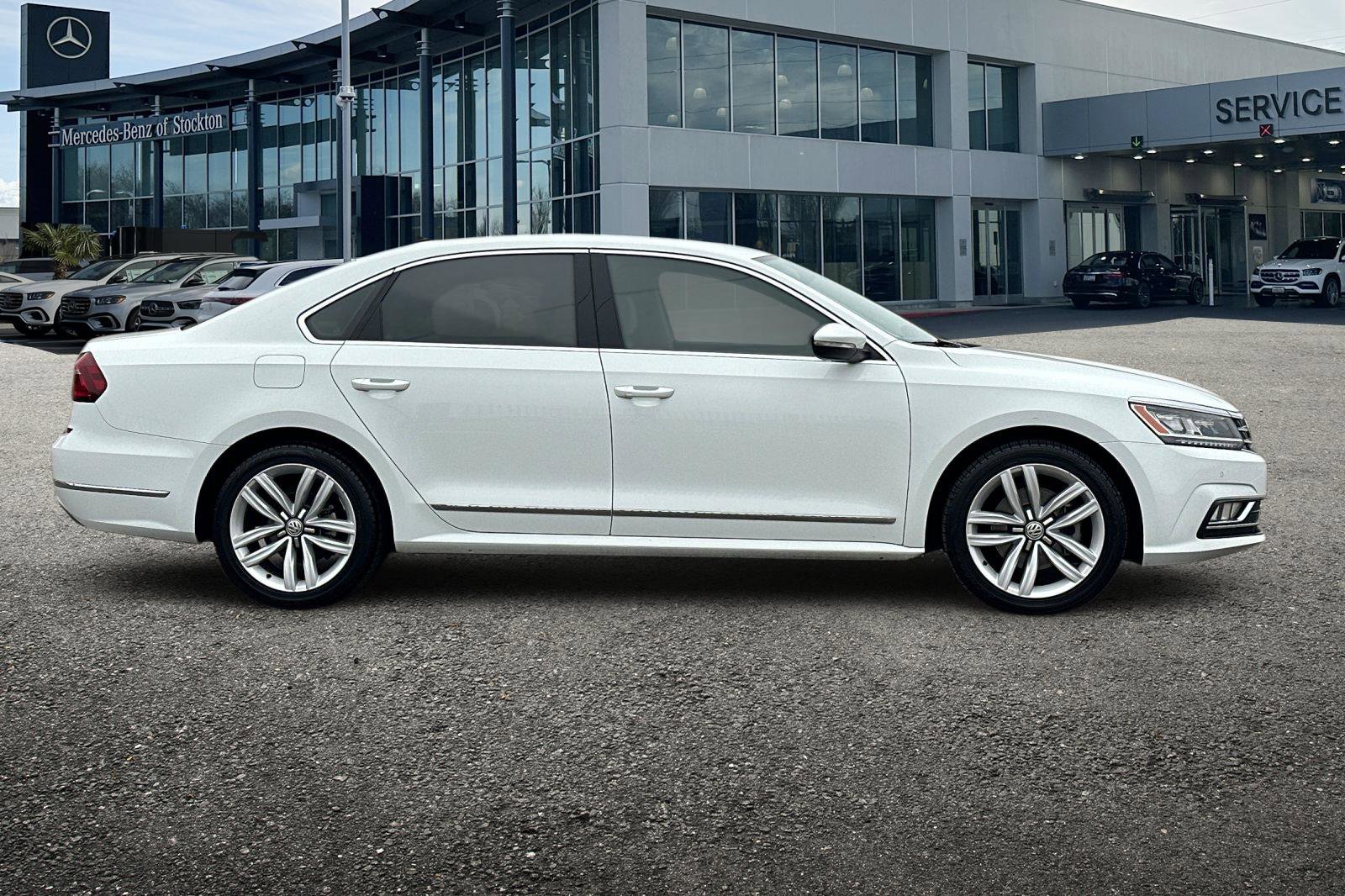 Used 2017 Volkswagen Passat 1.8T SE image 3