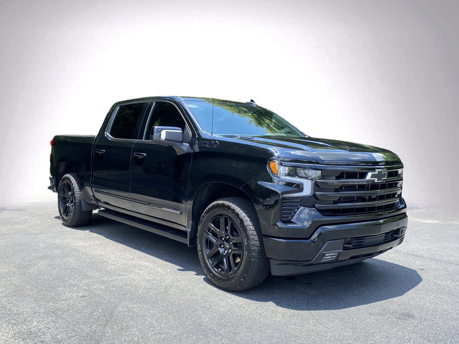 Used 2025 Chevrolet Silverado 1500 High Country w/ Midnight Edition AWD/4WD image 2