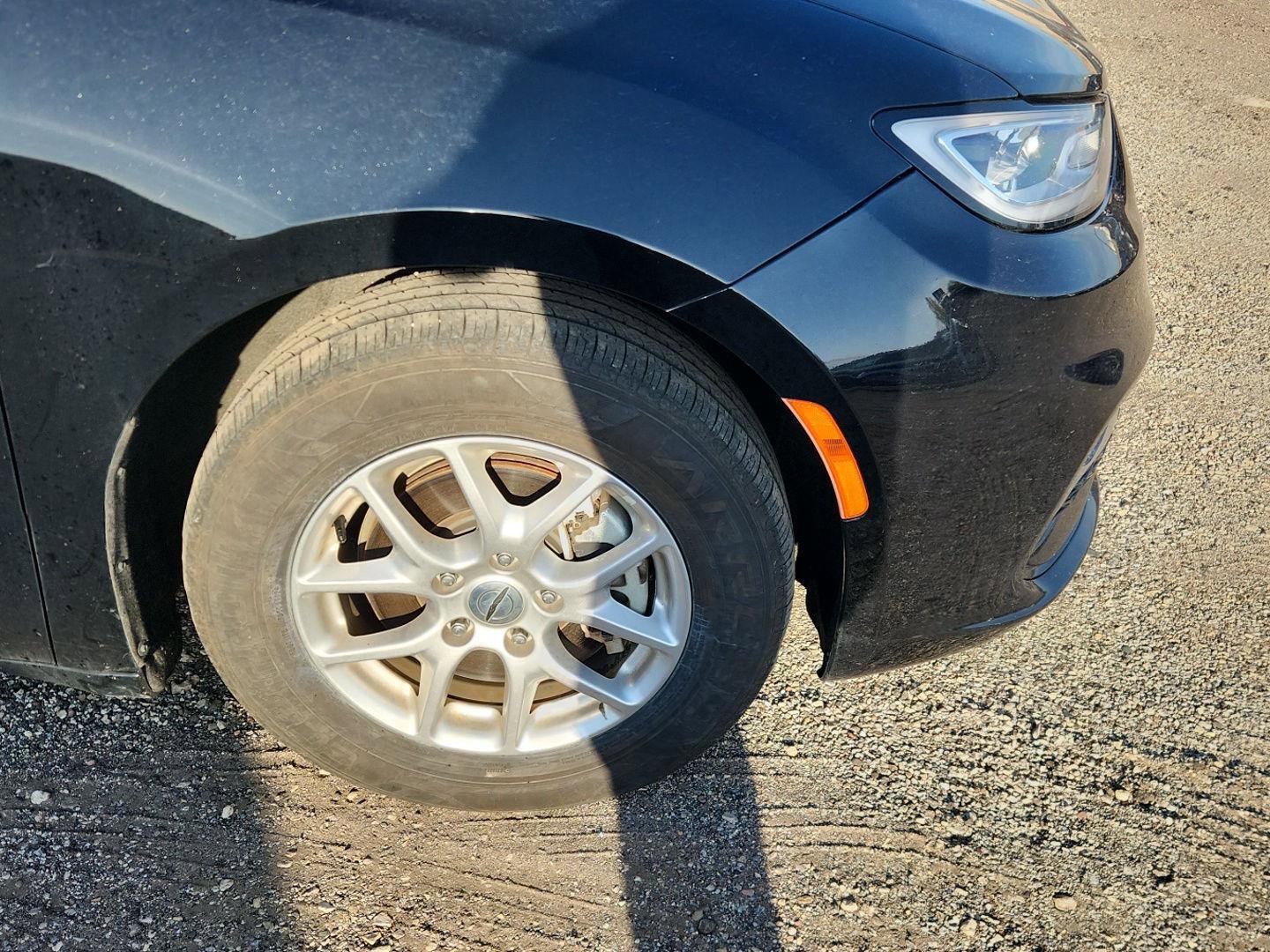 Used 2024 Chrysler Pacifica Touring-L FWD image 2