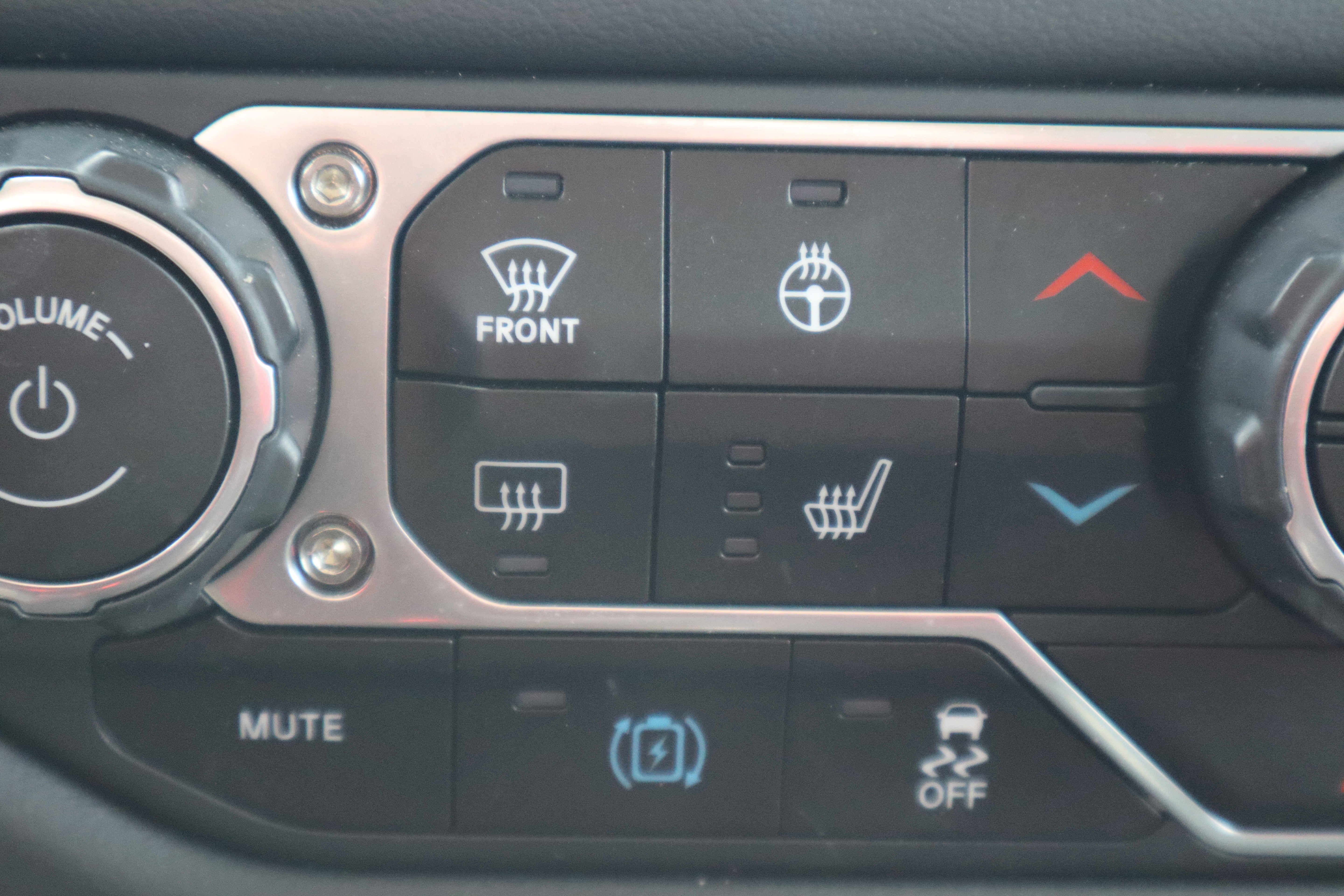 Used 2025 Jeep Wrangler Sahara w/ Safety Group image 24