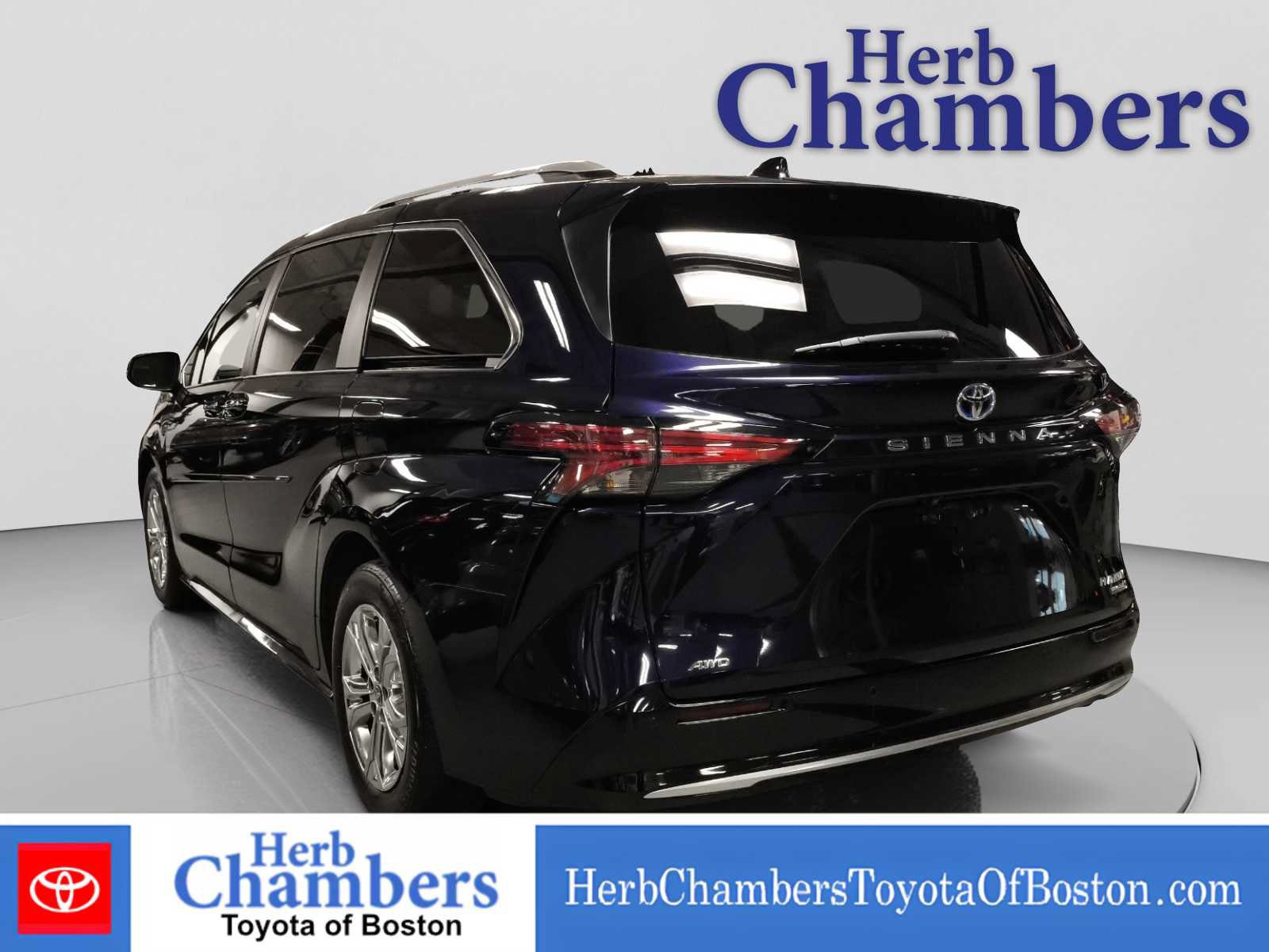Used 2023 Toyota Sienna Platinum AWD/4WD image 3
