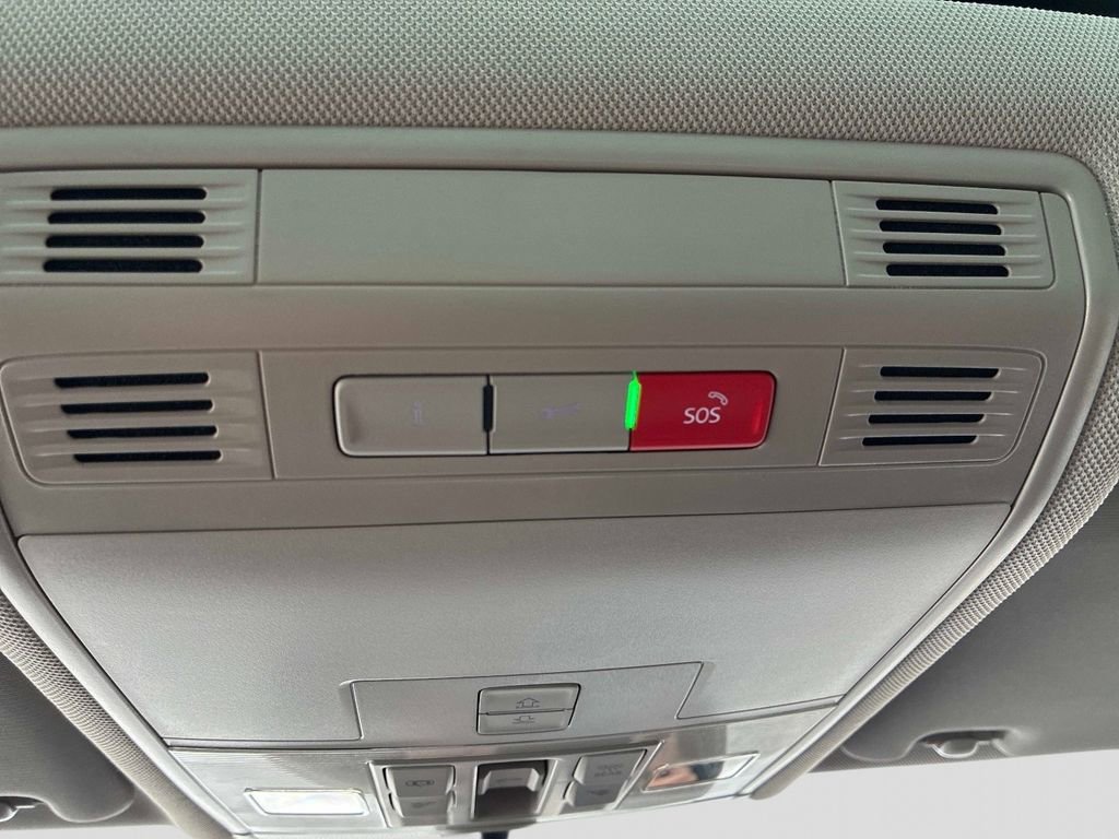 Used 2020 Volkswagen Tiguan SE w/ Panoramic Sunroof Package image 35