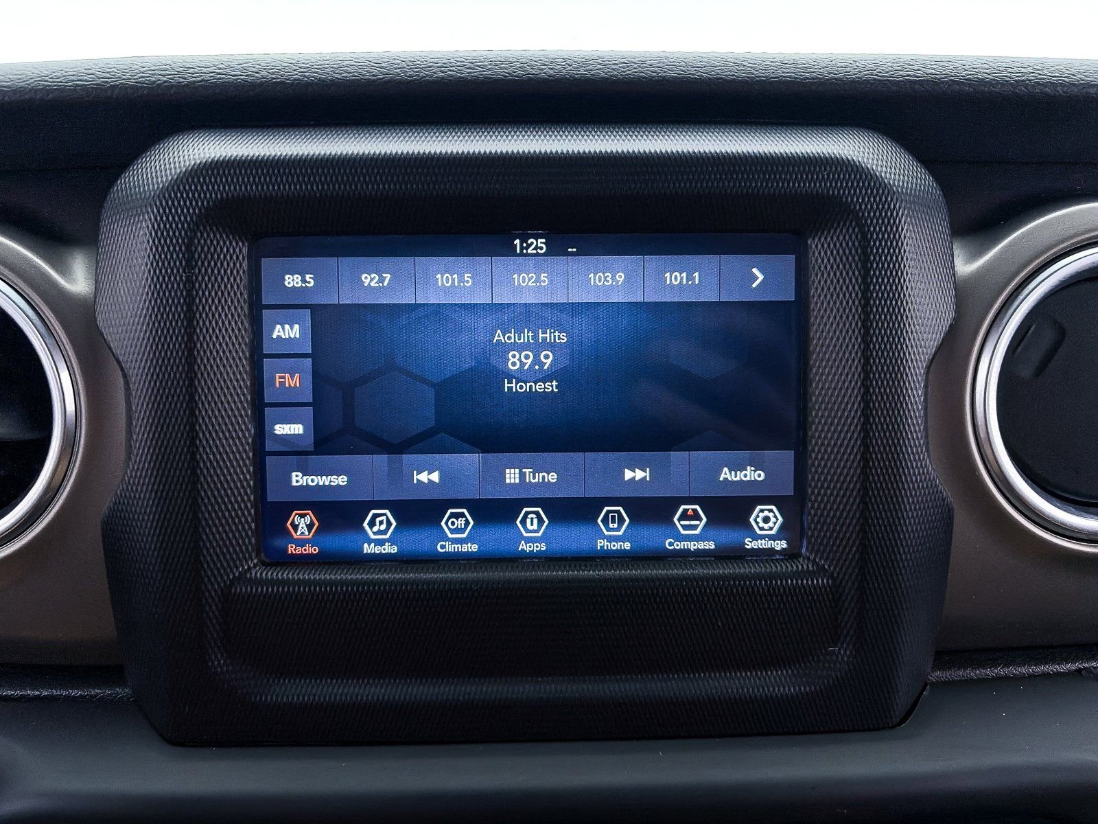 Used 2018 Jeep Wrangler Unlimited Rubicon w/ Steel Bumper Group image 17