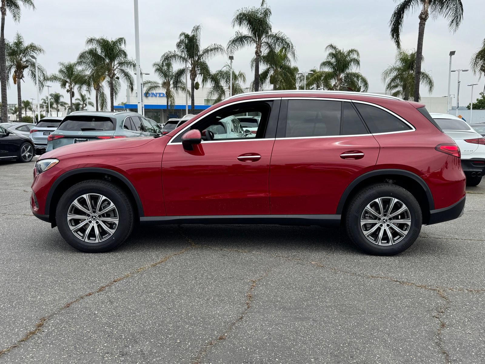 Used 2025 Mercedes-Benz GLC 300 4MATIC image 8