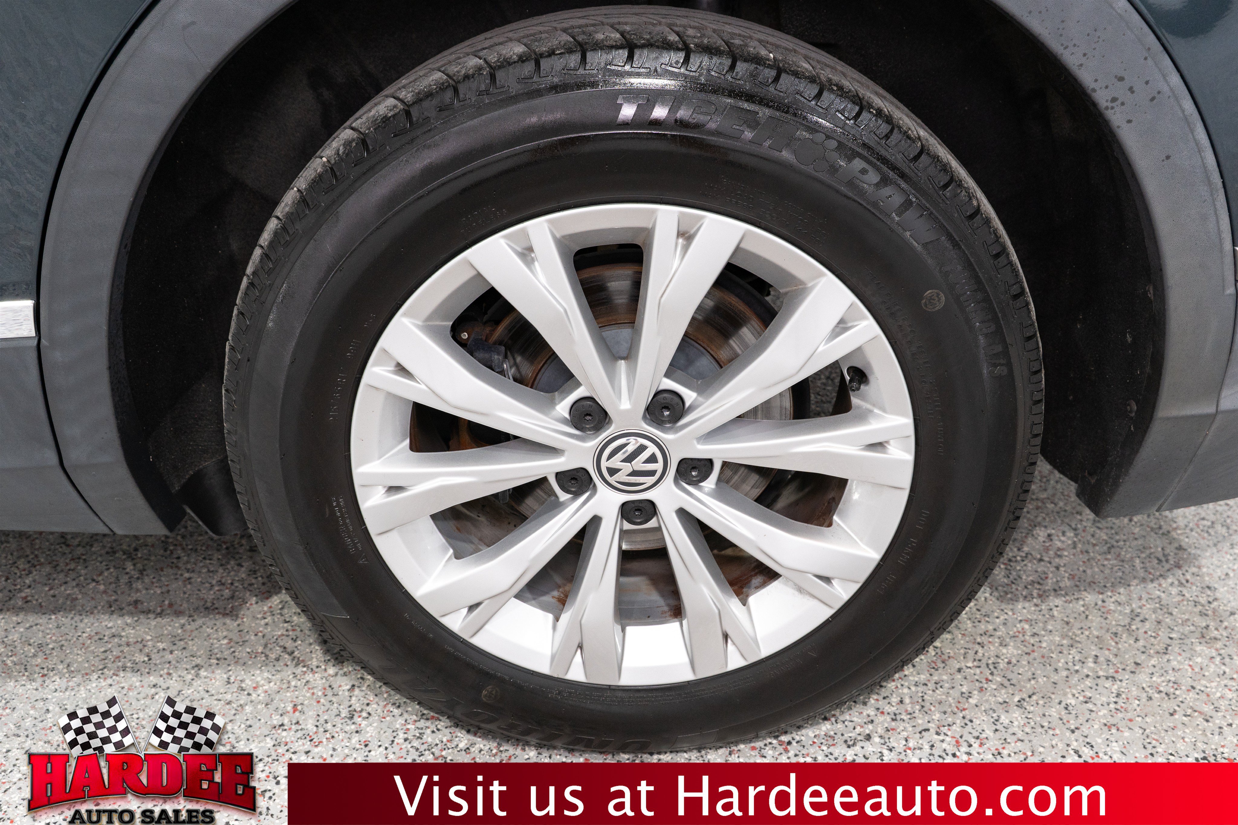 Used 2018 Volkswagen Tiguan SE w/ Panoramic Sunroof Package FWD image 10