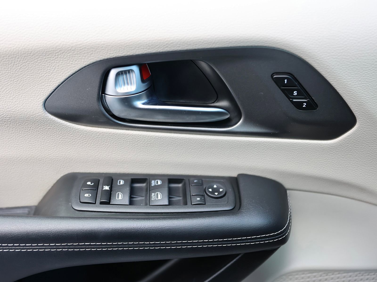 Used 2023 Chrysler Pacifica Touring-L image 35