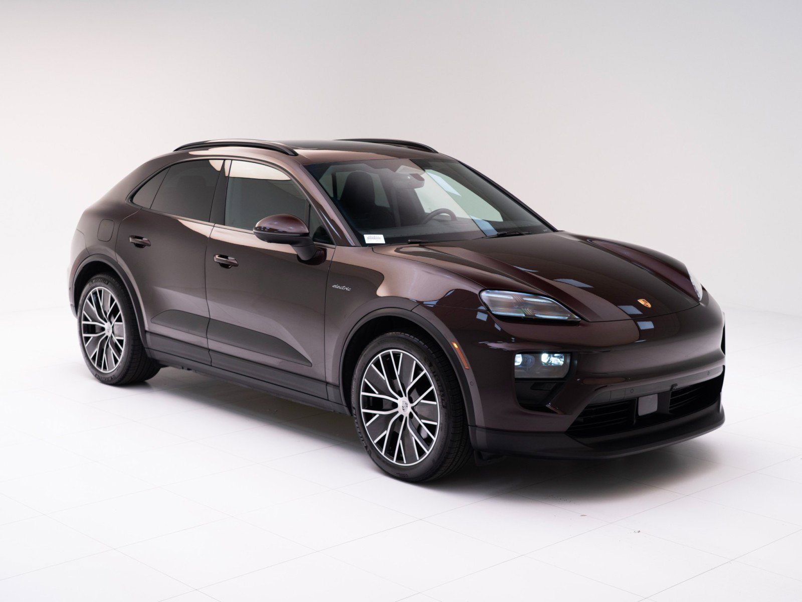 Certified 2025 Porsche Macan Electric image 7
