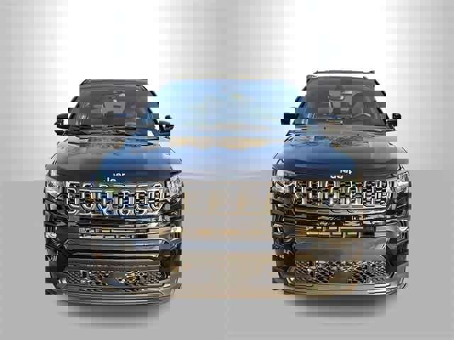 Used 2025 Jeep Compass Latitude image 3