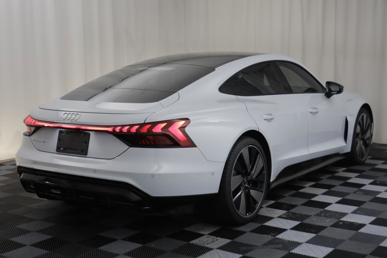 Used 2024 Audi e-tron GT Prestige image 18