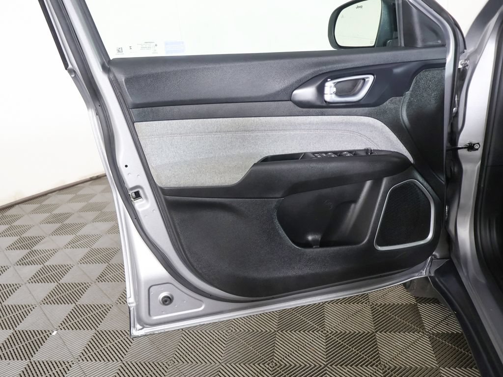 Used 2023 Jeep Compass Latitude AWD/4WD image 19