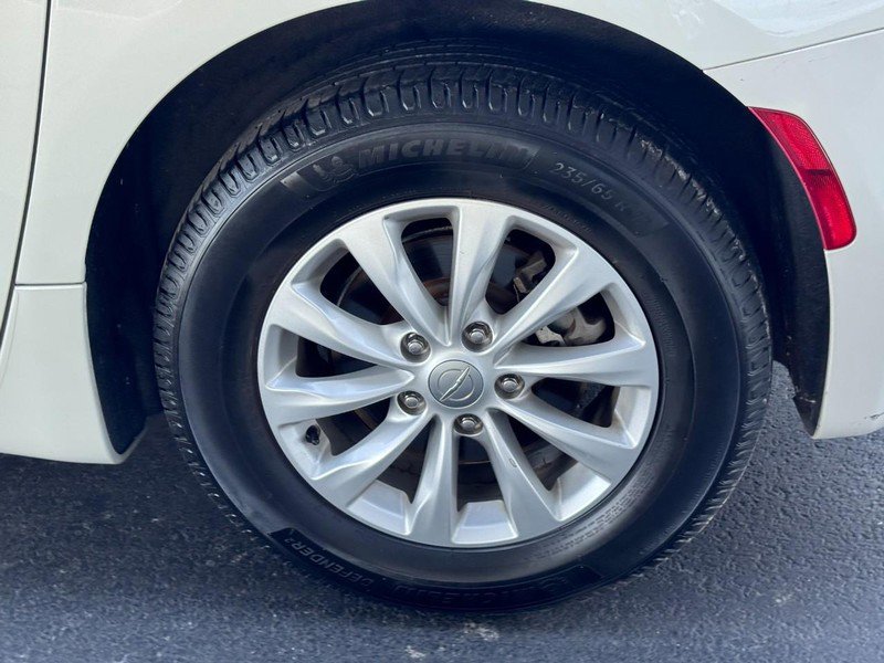 Used 2017 Chrysler Pacifica Touring-L image 10