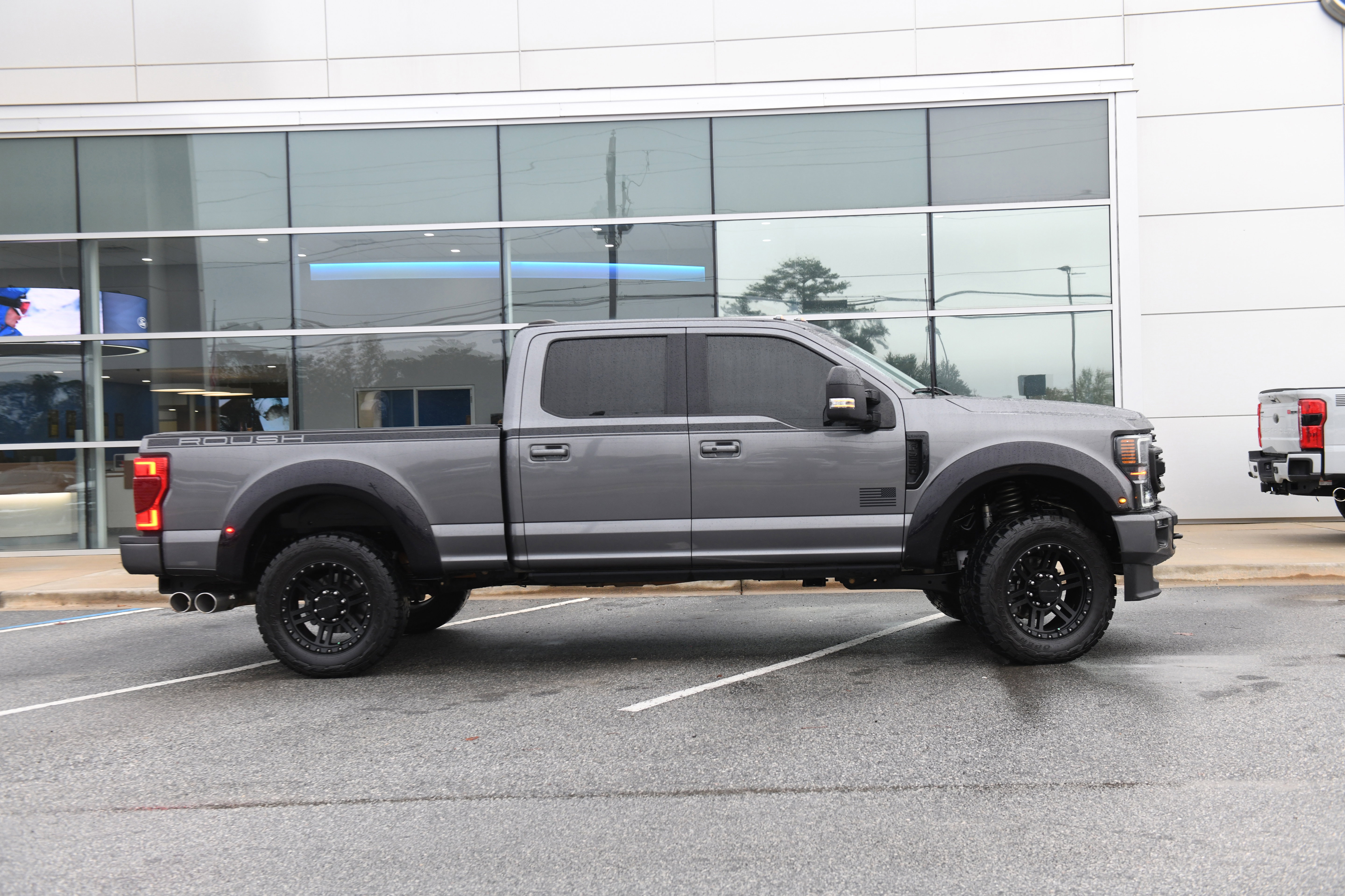 Used 2022 Ford F250 Lariat w/ Black Appearance Package image 2