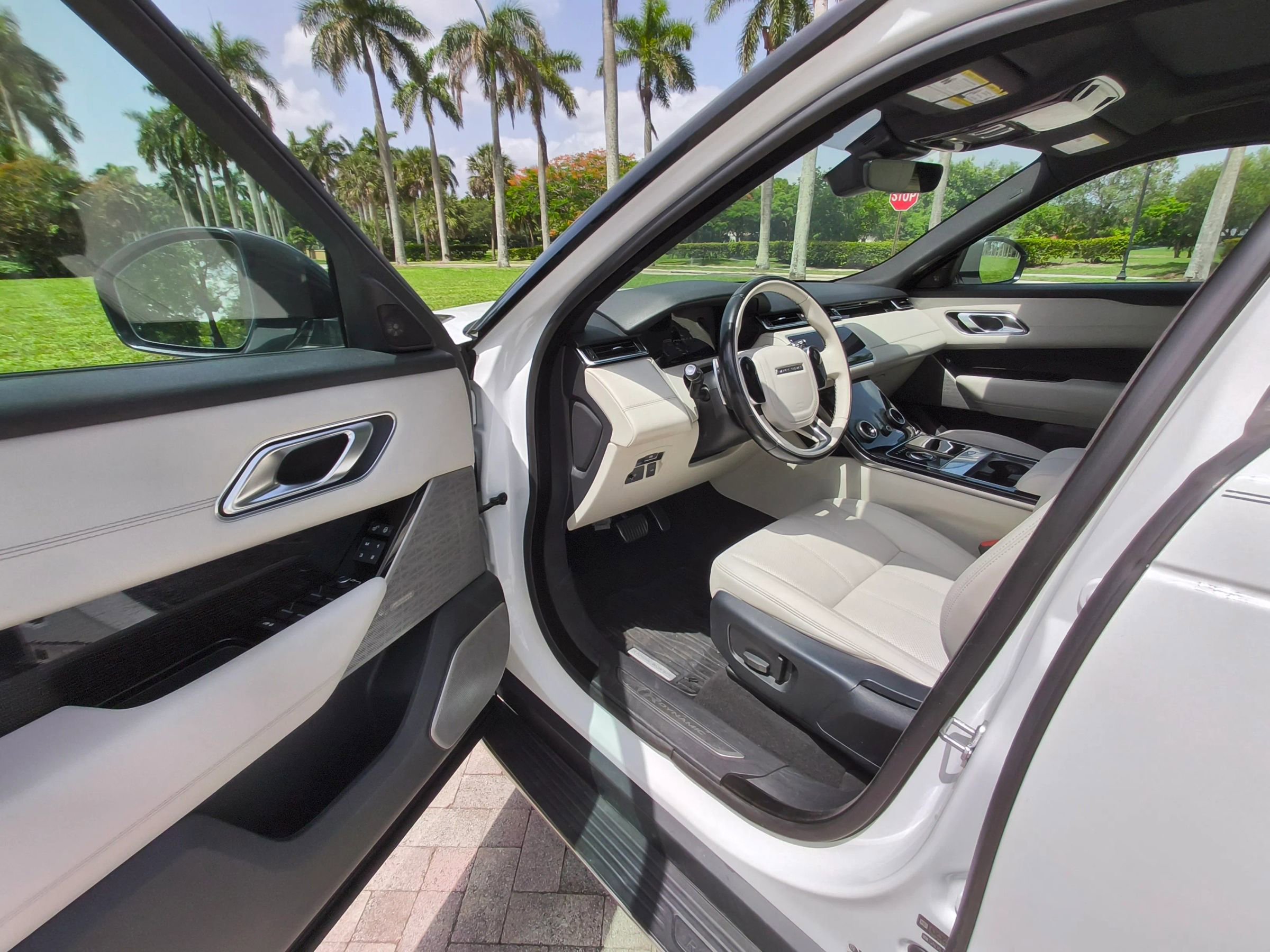 Used 2019 Land Rover Range Rover Velar R-Dynamic SE image 10