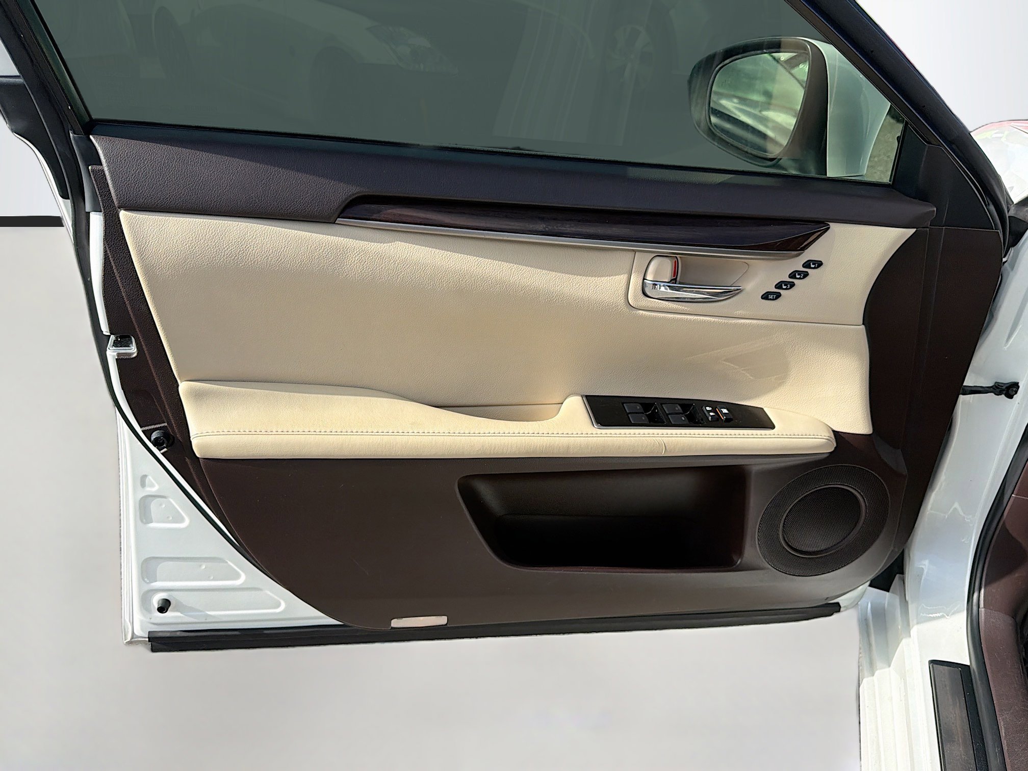 Used 2016 Lexus ES 350 w/ Luxury Package w/Wood Trim image 21