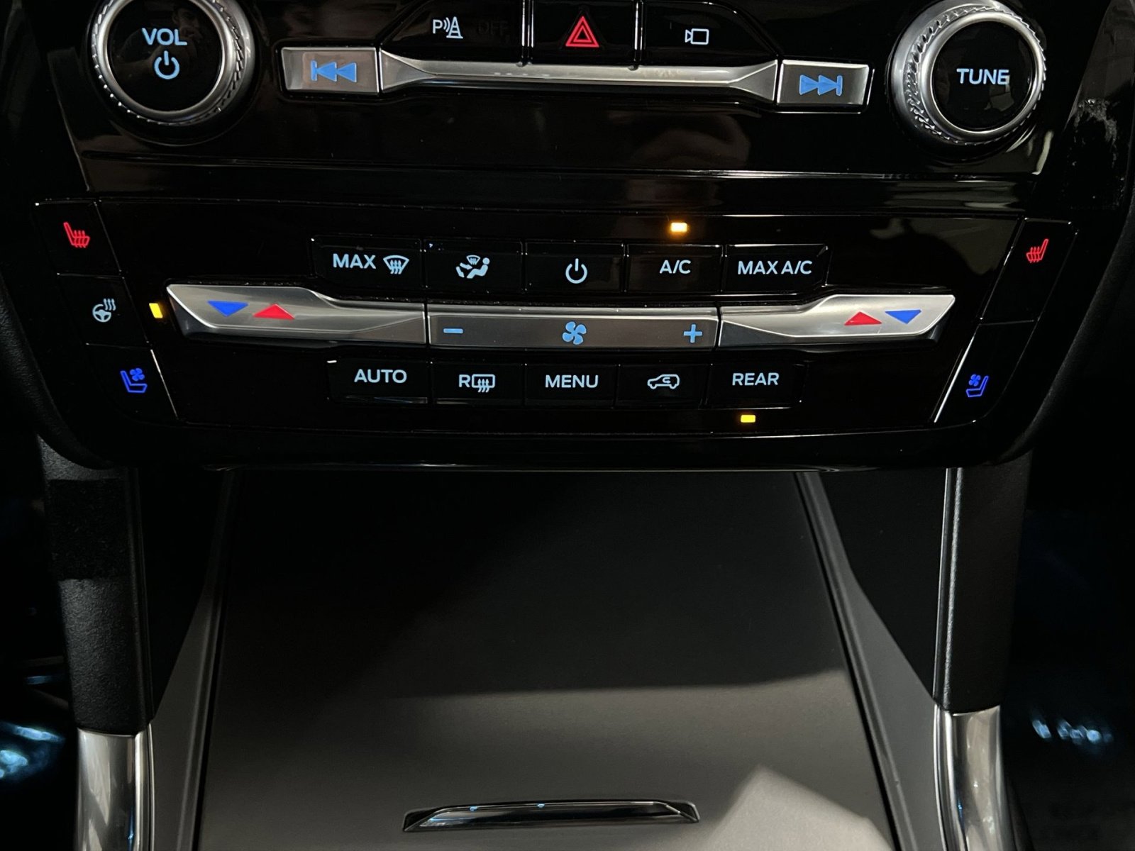 Used 2023 Ford Explorer Platinum w/ Premium Technology Package image 21