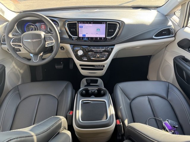 Used 2024 Chrysler Pacifica Touring-L image 10
