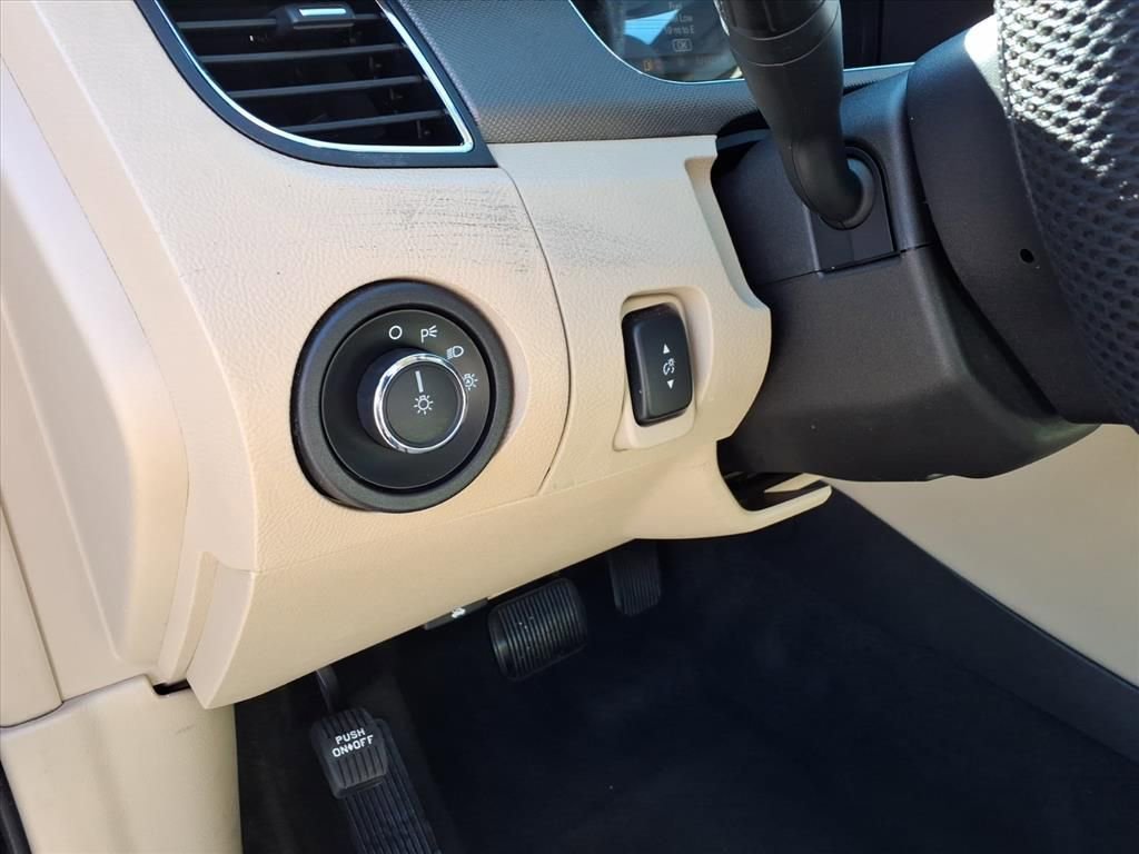 Used 2017 Ford Taurus SE image 16