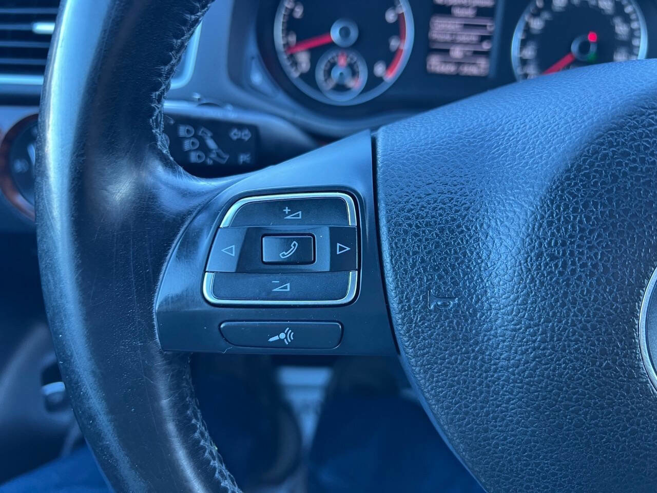 Used 2012 Volkswagen Passat 2.5 SEL Premium FWD image 32