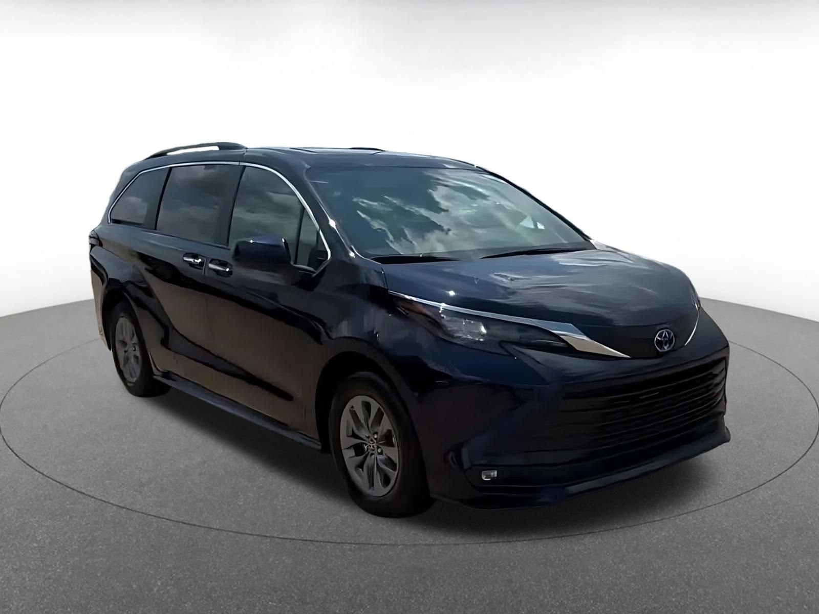 Used 2025 Toyota Sienna XLE FWD image 3