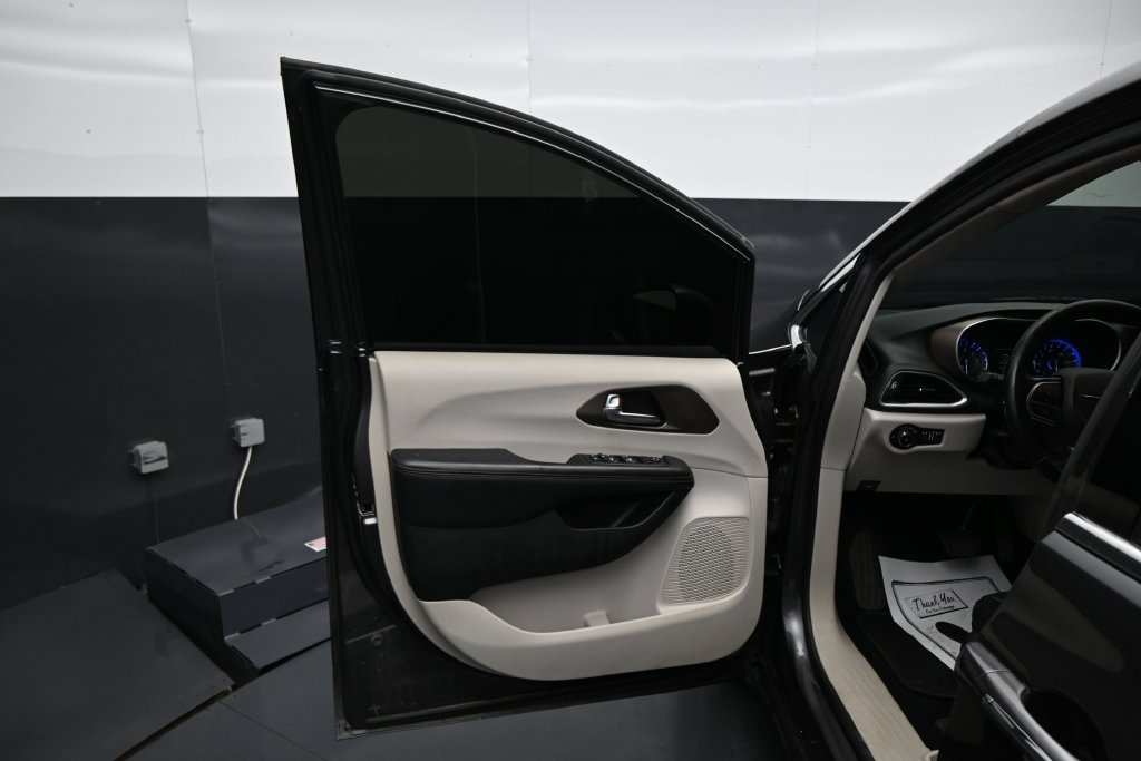 Used 2019 Chrysler Pacifica Touring-L FWD image 10