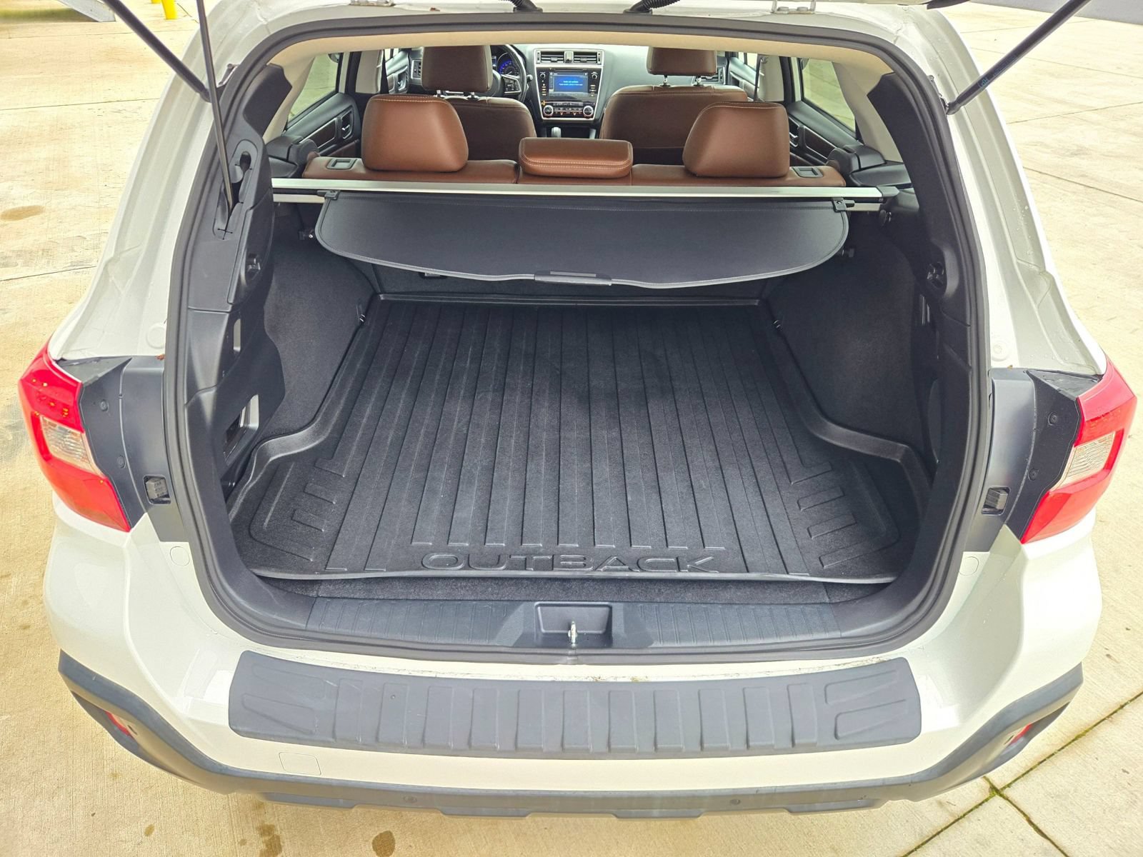Used 2018 Subaru Outback 3.6R Touring w/ Popular Package #3 AWD/4WD image 16
