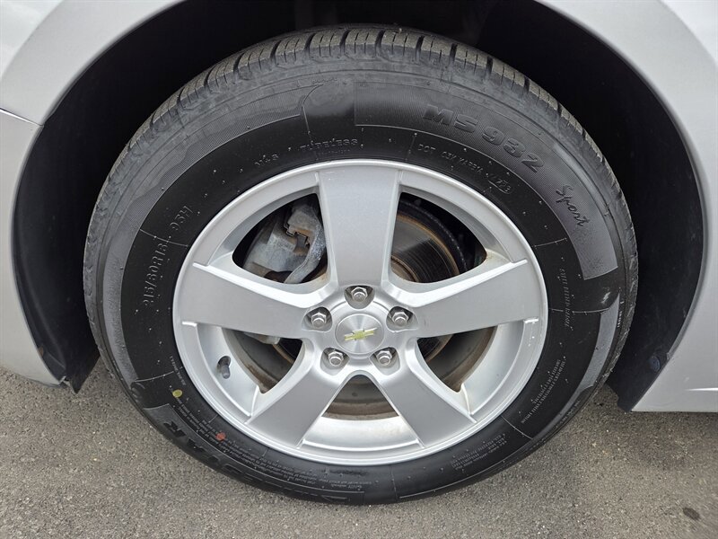 Used 2014 Chevrolet Cruze LT w/ Technology Package FWD image 9