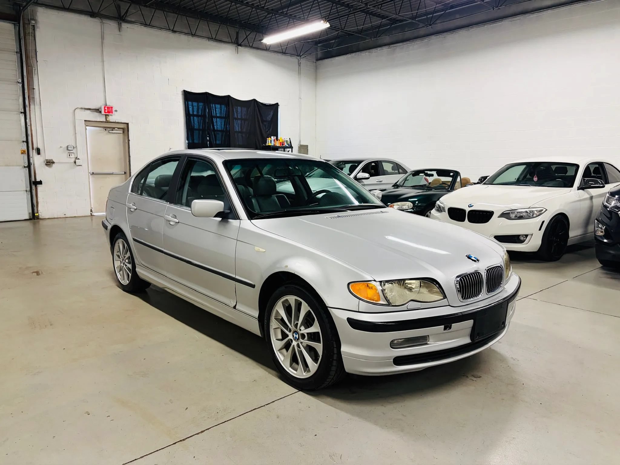 Used 2003 BMW 330xi Sedan AWD/4WD image 4
