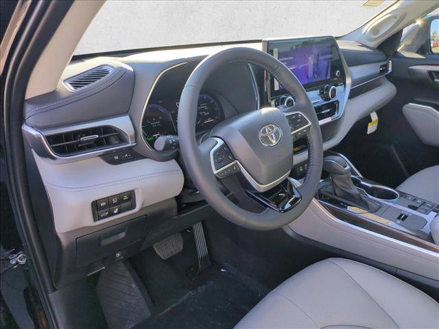 New 2026 Toyota Highlander Platinum image 3