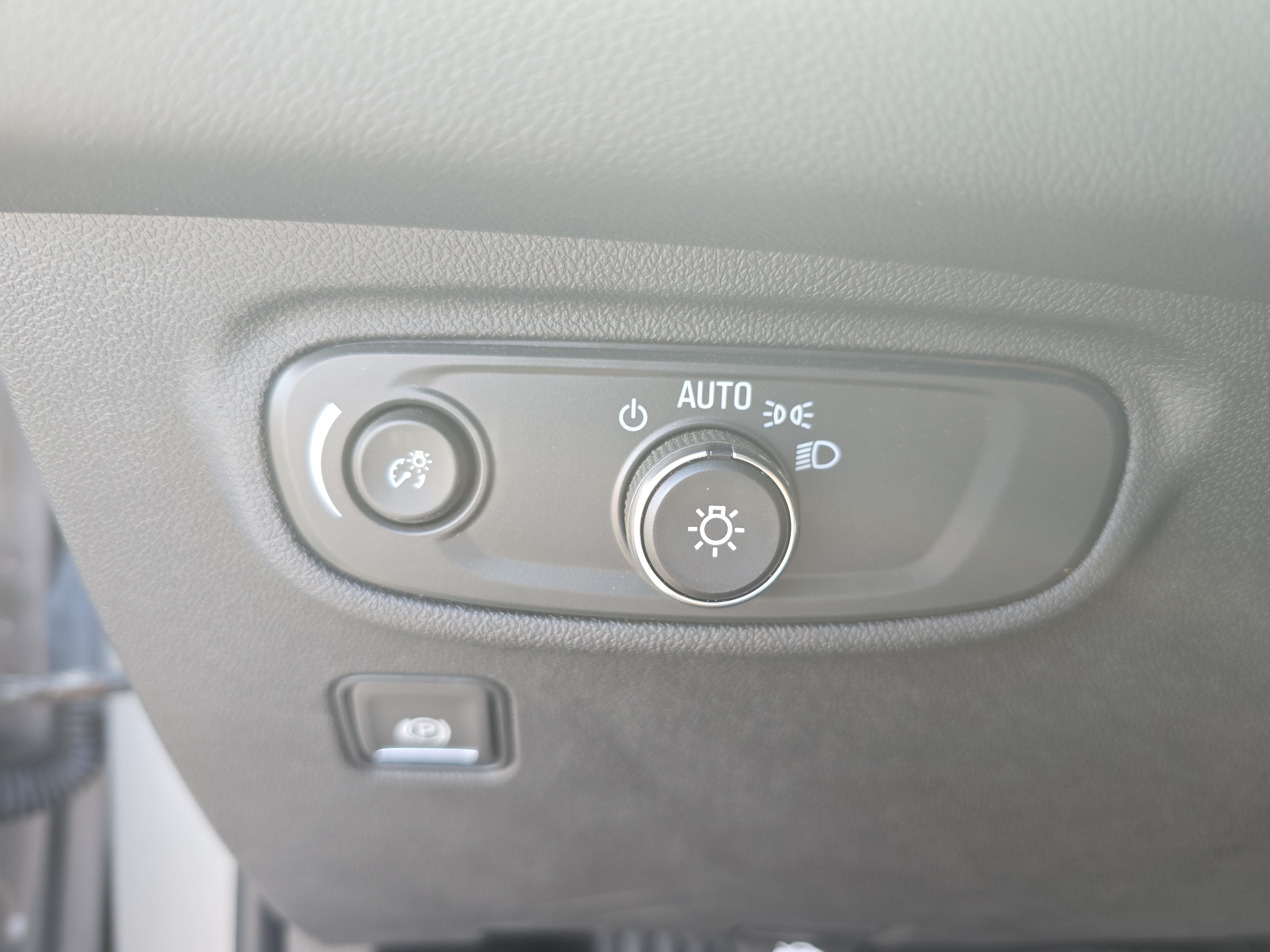 Used 2024 GMC Terrain SLE w/ Driver Convenience Package FWD image 24