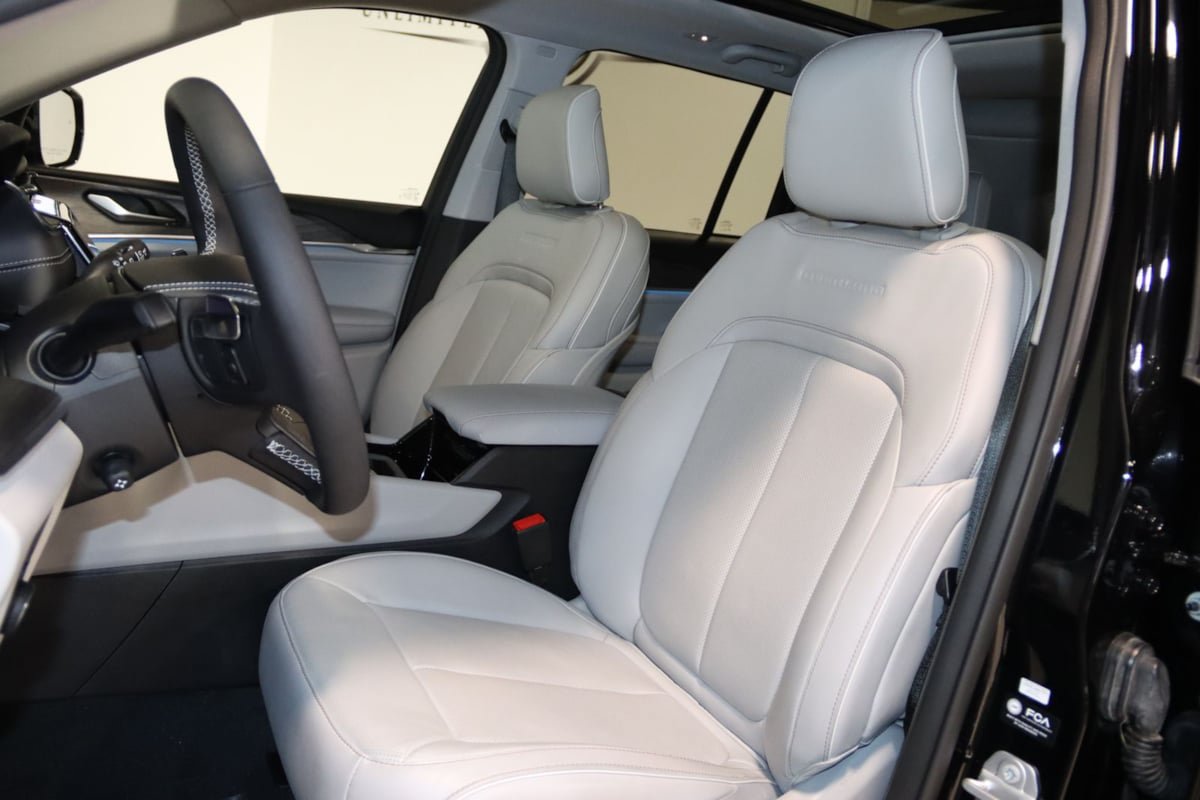 Used 2023 Jeep Grand Cherokee Overland AWD/4WD image 41