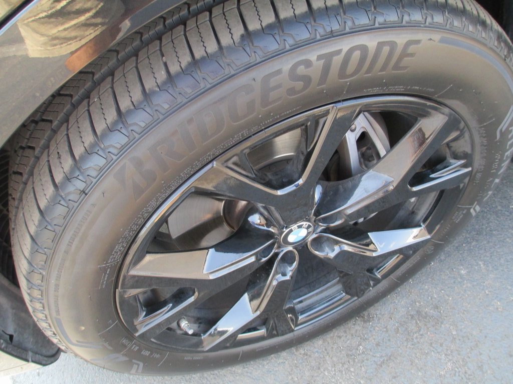 Used 2022 BMW X7 xDrive40i w/ Premium Package image 11