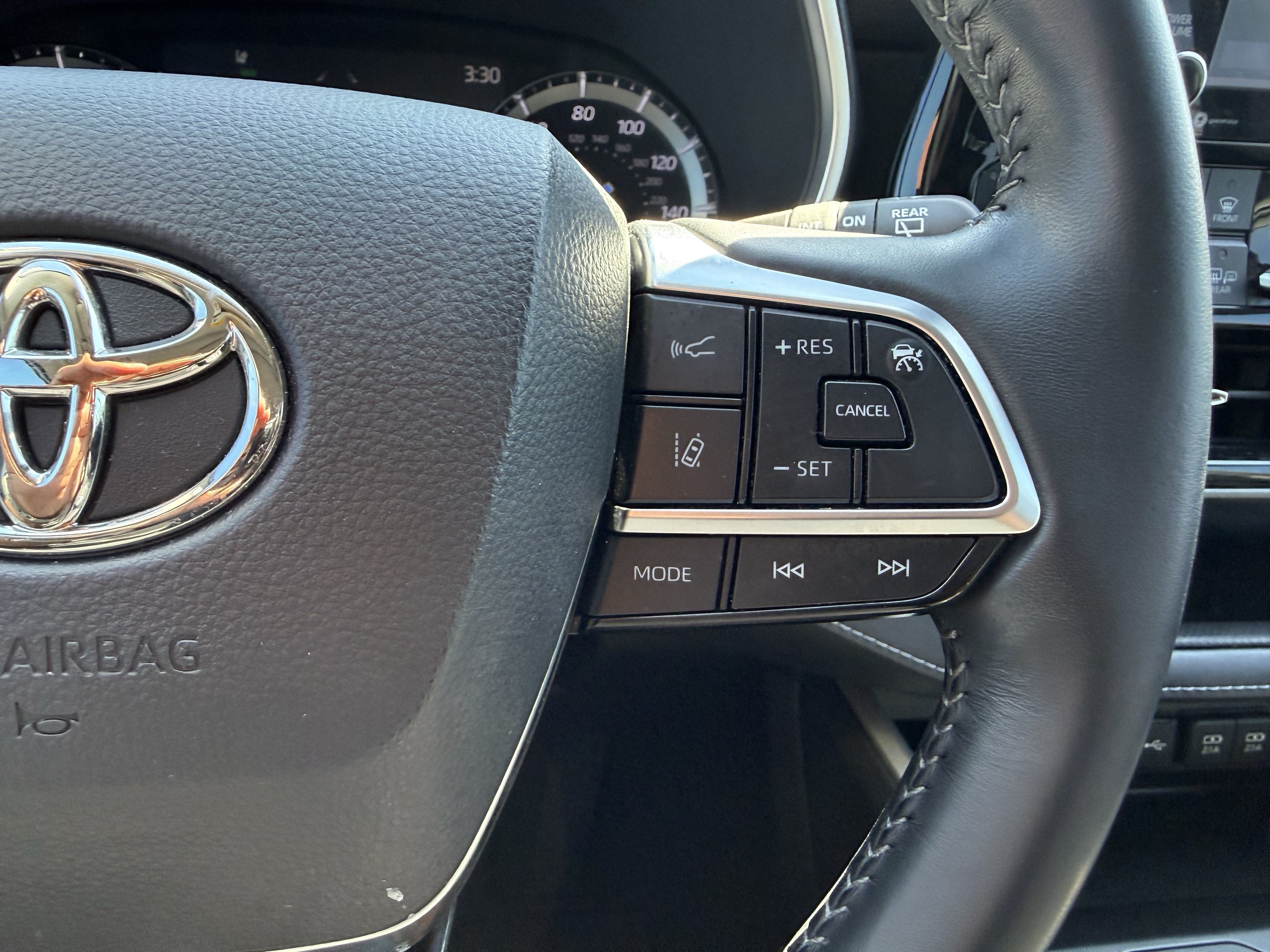 Used 2021 Toyota Highlander XLE AWD/4WD image 19