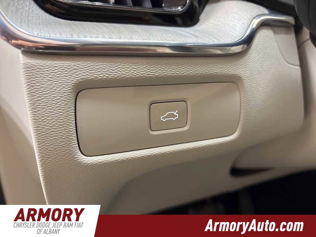 Used 2024 Volvo XC60 B5 Plus image 11