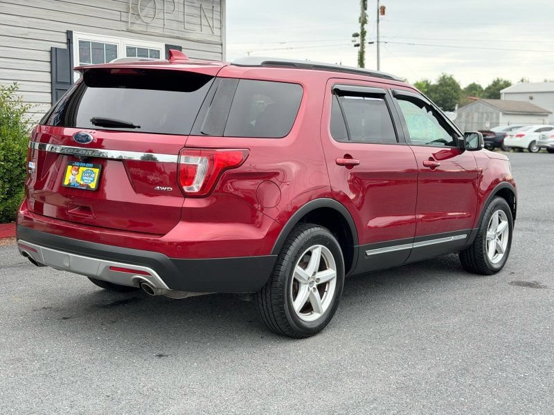 Used 2017 Ford Explorer XLT w/ Equipment Group 202A AWD/4WD image 5