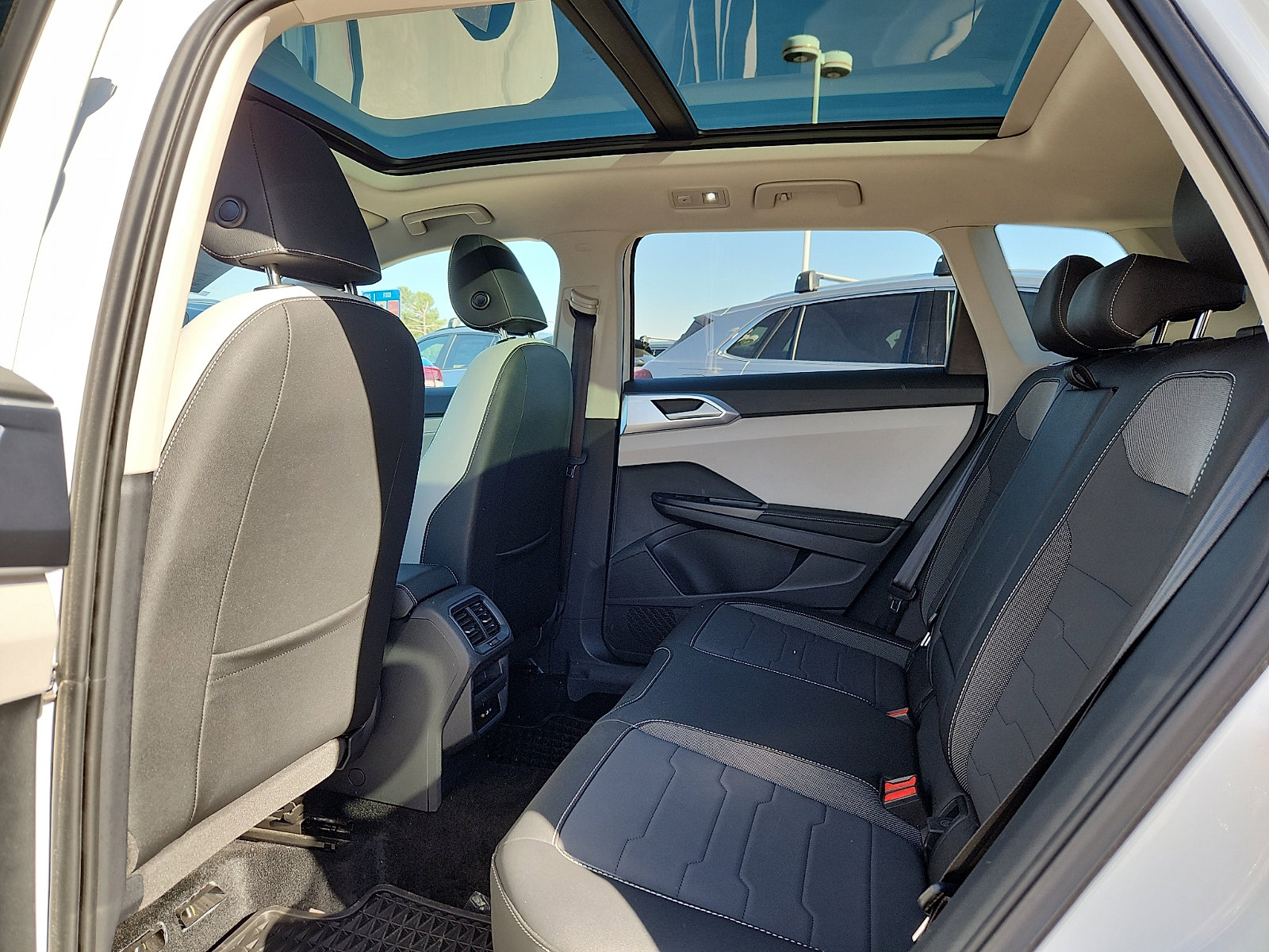 Certified 2025 Volkswagen Taos SE image 12