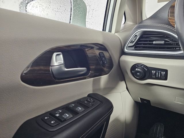Used 2021 Chrysler Pacifica Limited image 35