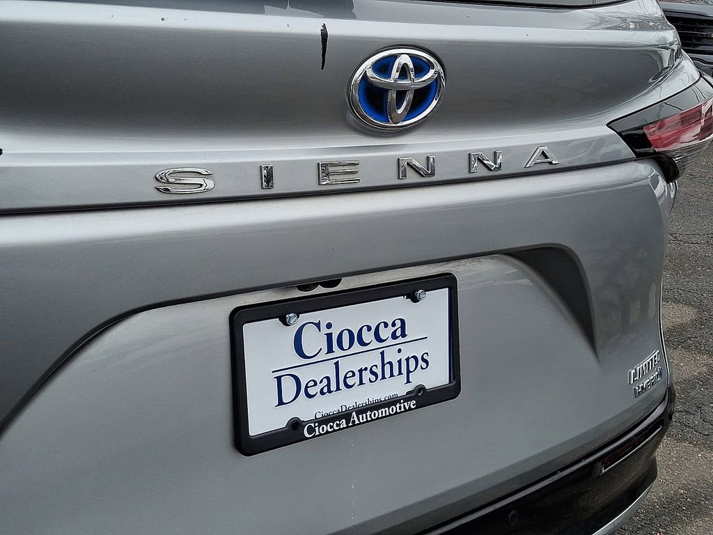 Used 2021 Toyota Sienna Limited image 35