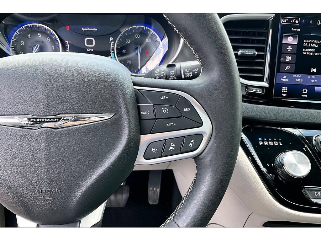 Used 2024 Chrysler Pacifica Touring-L FWD image 11