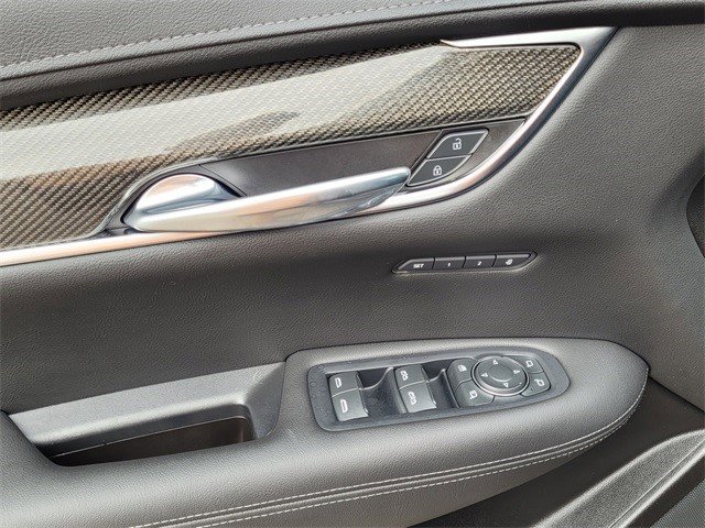 Certified 2022 Cadillac XT5 Sportv w/ LPO, ONYX Package image 22