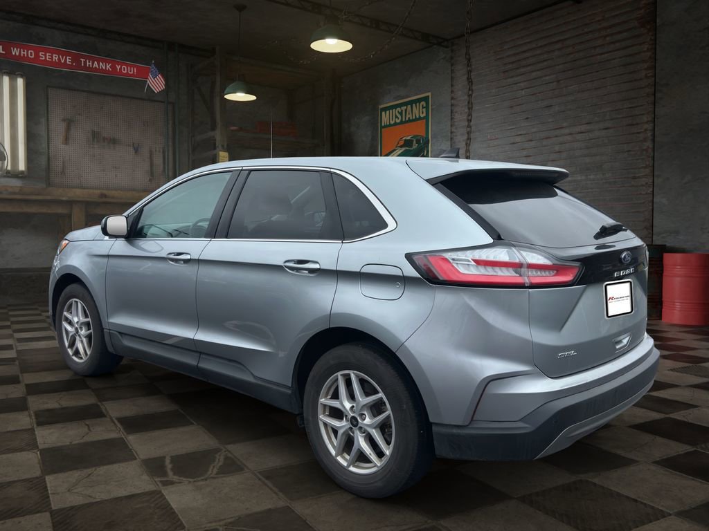 Used 2023 Ford Edge SEL image 3